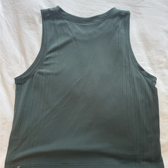Lululemon train to be tank - Picture 2 of 2